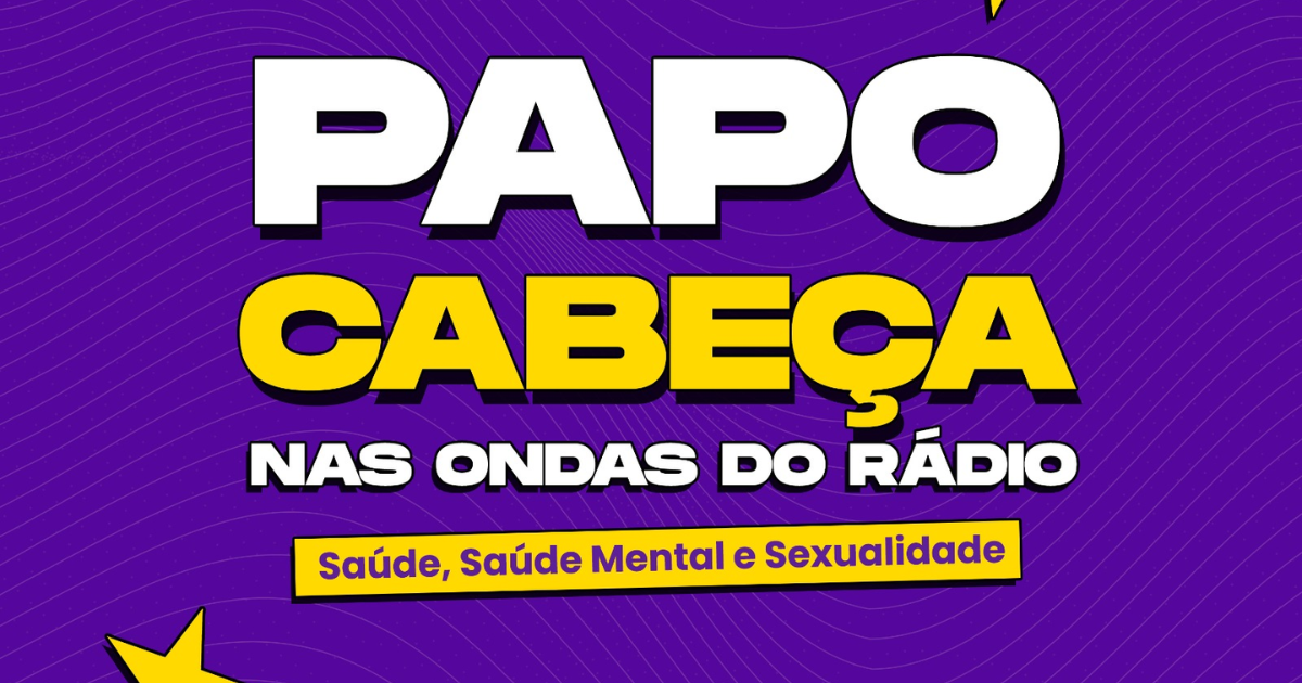 A imagem é um cartaz com fundo roxo e texto em letras grandes e chamativas. texto principal diz: “PAPO CABEÇA” Abaixo, em letras menores, está escrito: “NAS ONDAS DO RÁDIO” E, em um retângulo amarelo na parte inferior, está escrito: Saúde, Saúde Mental e Sexualidade. Há também algumas estrelas amarelas decorativas espalhadas pelo cartaz.