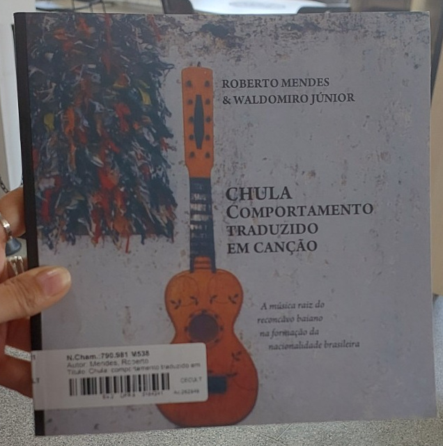 Capa de Chula: comportamento traduzido em canção, de Roberto Mendes e Waldomiro Júnior, com a imagem de um instrumento de cordas.
