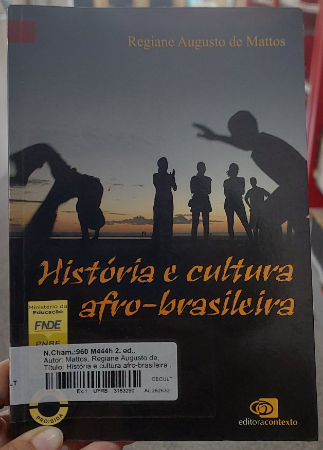 Capa de História e cultura afro-brasileira, de Regiane Augusto de Mattos, com silhuetas de uma roda de capoeira.