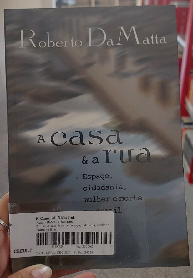 Capa de A casa e a rua: espaço, cidadania, mulher e morte no Brasil, de Roberto DaMatta.