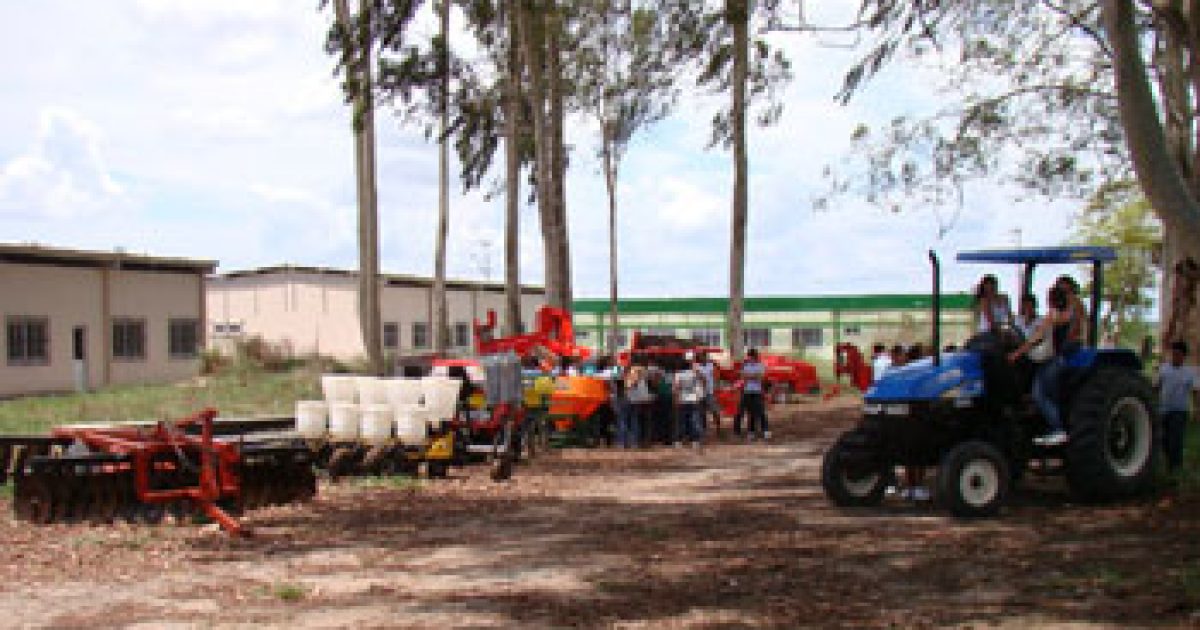 Alunos do IF Baiano do Campus Santa Inês visitam a UFRB