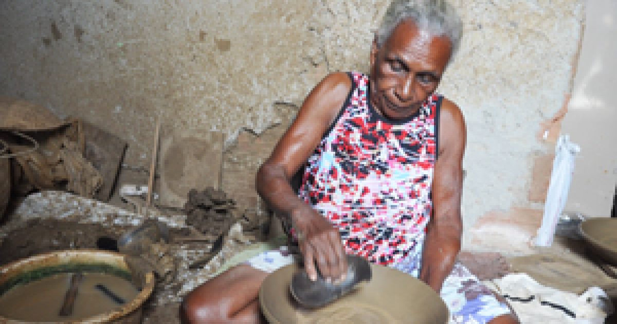 Participantes do III EBECULT conhecem trabalho das ceramistas de Coqueiros