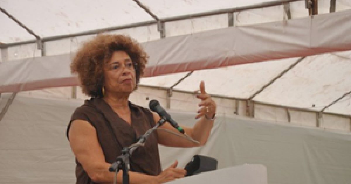 Angela Davis faz conferência de abertura do Fórum Internacional 20 de Novembro