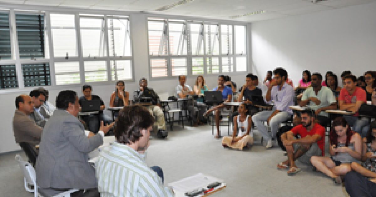 Administração central da UFRB se reúne com estudantes do CCS