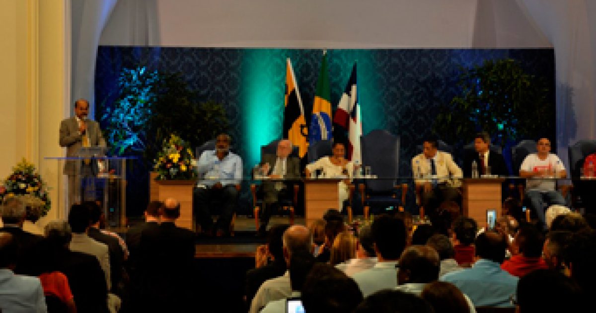 UFRB celebra transmissão de cargo de Reitor e posse da Vice-Reitora