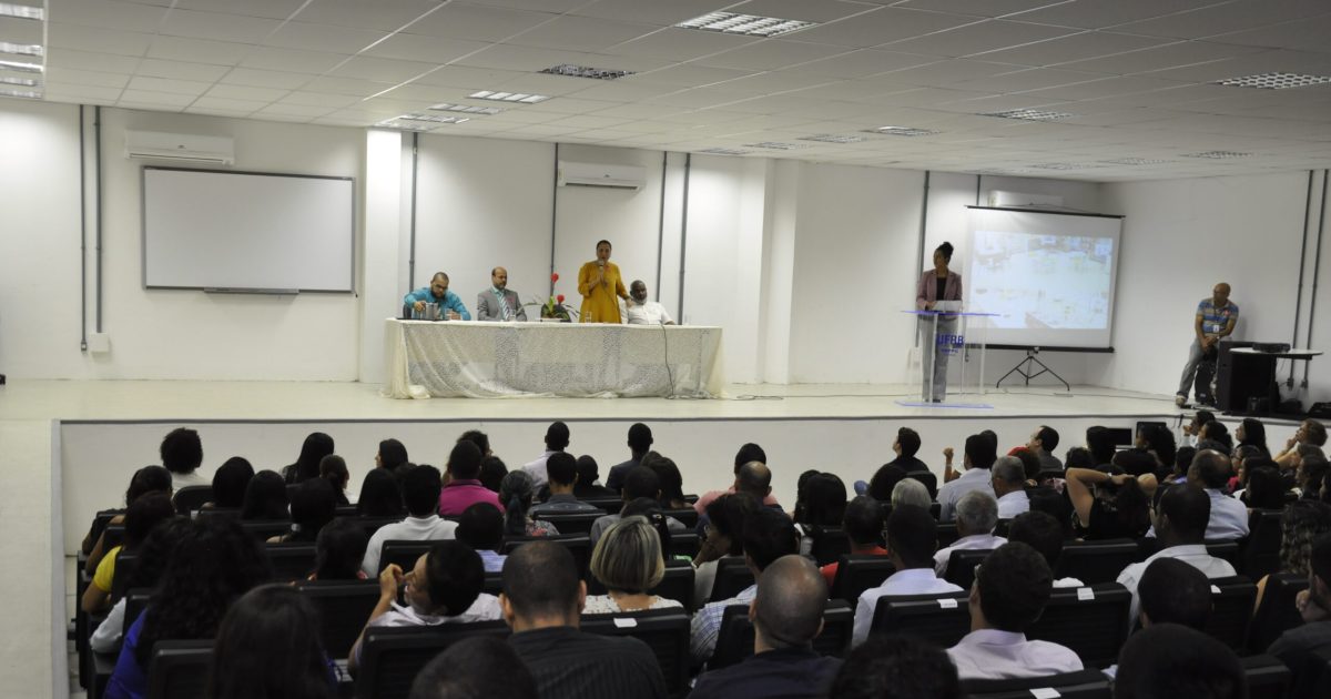 UFRB acolhe novos servidores técnico-administrativos em posse coletiva