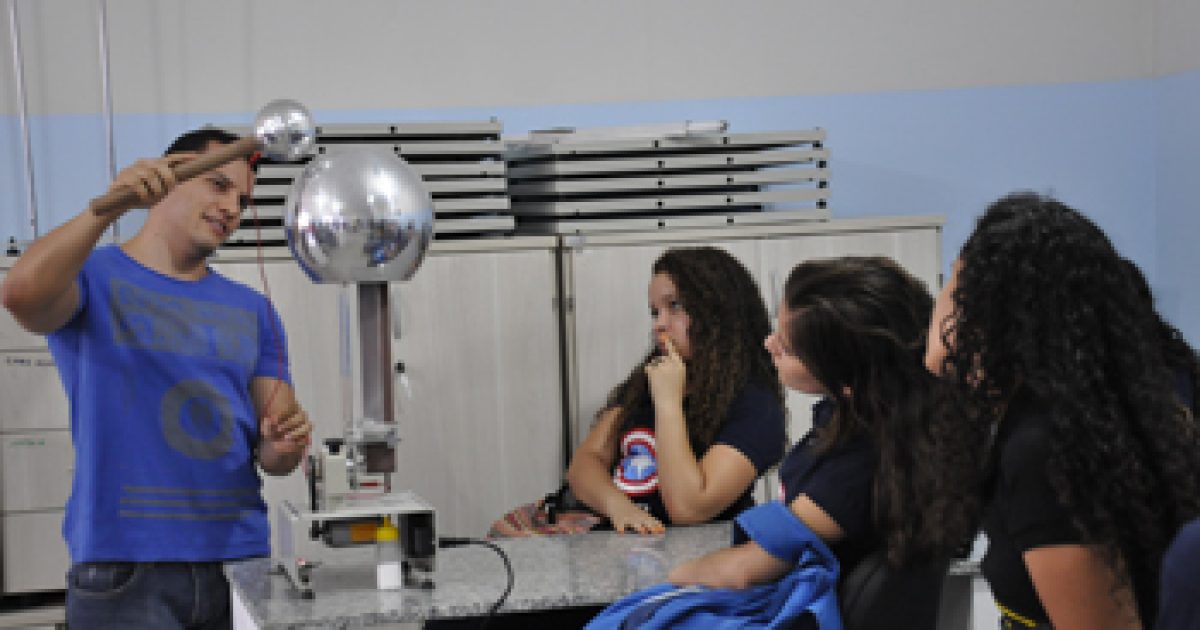 Alunos do Colégio Cruz das Almas têm aulas práticas na UFRB