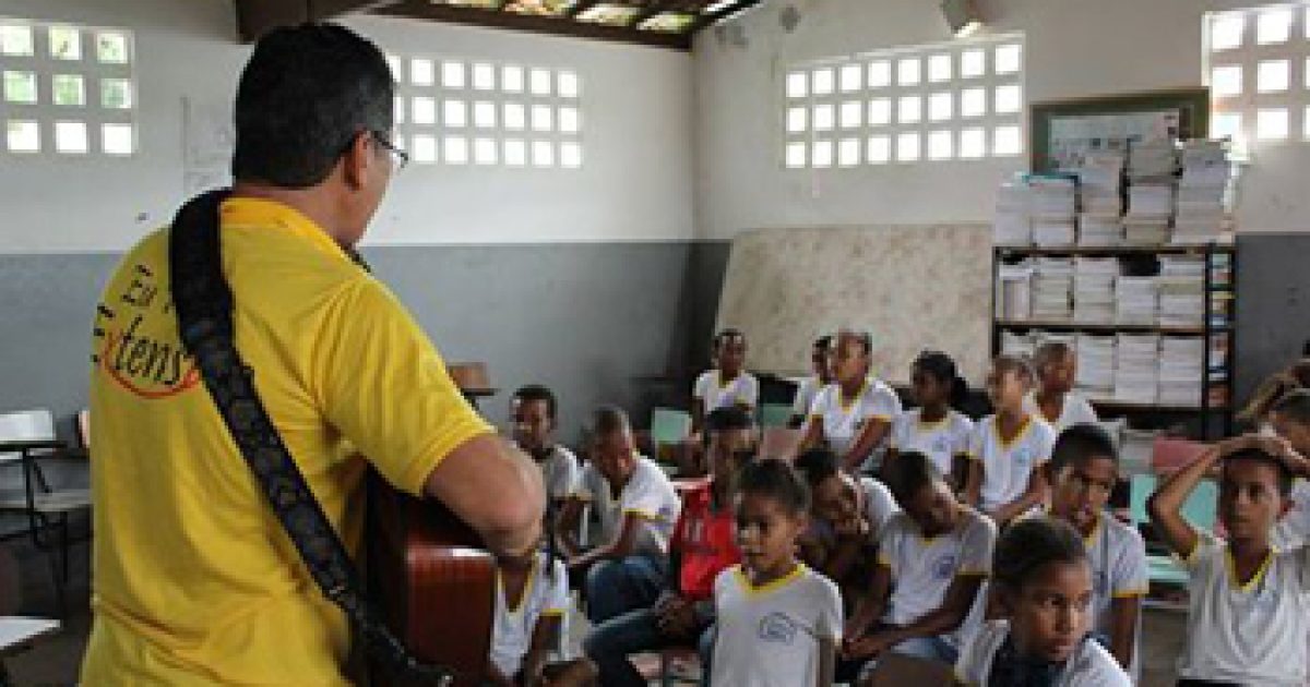 PROEXT oferta aula de música a estudantes da Escola Joaquim de Medeiros