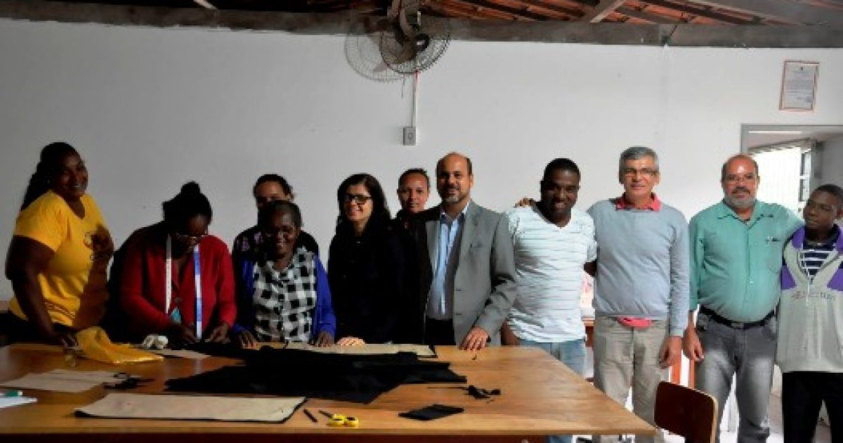 Reitor visita Escola Profissionalizante de corte e costura na Baixa da Linha