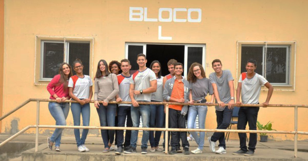 Estudantes do ensino médio do Colégio Cruz das Almas visitam campus da UFRB