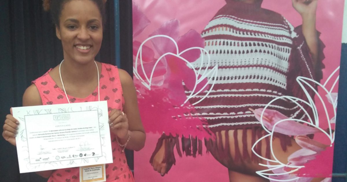 Estudante de Publicidade e Propaganda da UFRB é premiada em evento de moda