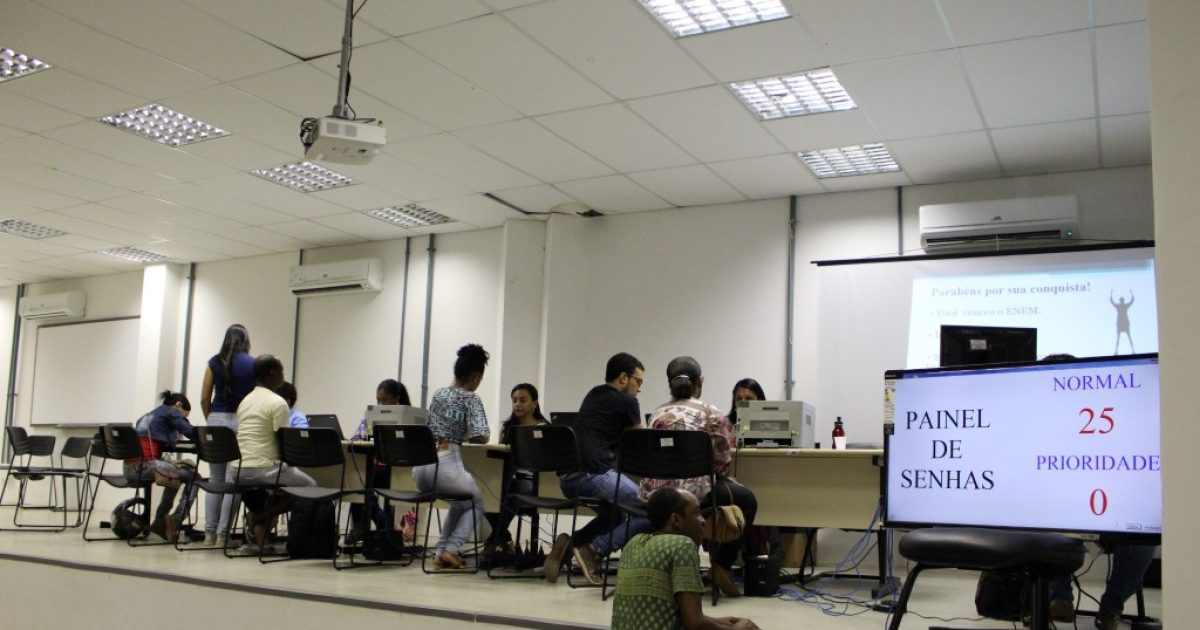 Pais acompanham filhos na pré-matrícula dos cursos de graduação na UFRB