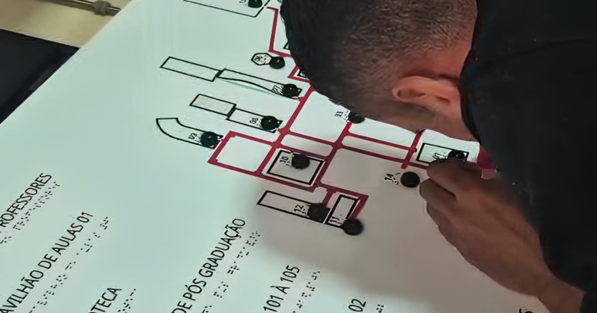 Estudantes da UFRB desenvolvem Mapa Tátil Sonoro do campus de Feira de Santana