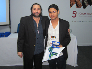 O diretor da Escola de Museologia da UNIRIO, Ivan Sá, realiza entrega da medalha ao professor Carlos Costa. Foto: Henrique de Vasconcelos Cruz