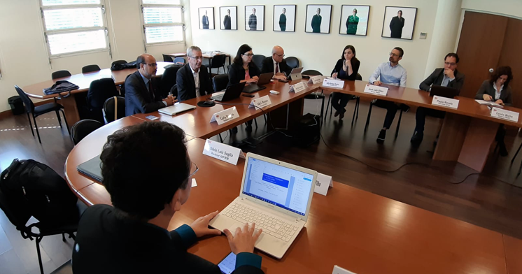 O reitor da UFRB, Silvio Soglia, apresenta a instituição durante o encontro.